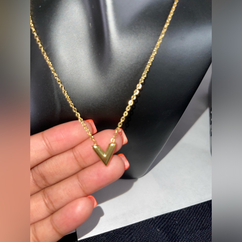 V NECKLACE - Picture 2 of 4